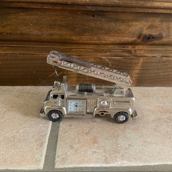 Sanis Quartz Heavy Fire Engine Truck Clock - Picture 1 of 5